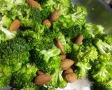 A picture of step 4 of Broccoli almonds creamy soup.
