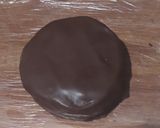 Foto del paso 6 de la receta: Alfajores de chocolate con maní, rocklets y yoyo
