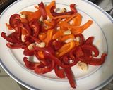 Une image de l'étape 6 de Filets d'églefin aux poivrons bicolores, ail, citron et herbes du jardin.