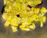 कद्दू की मीठी सब्जी और चावल की पूरी (Kaddu ki meethi sabzi aur chawal ki puri recipe in hindi) रेसिपी चरण 3 फोटो