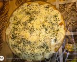 Foto del paso 3 de la receta: Pizza batida de muzzarella a la fugazzeta con provenzal y reggianito 🙌🏻😋