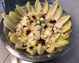 Une image de l'étape 6 de Salade de jeunes endives aux raisins et fourme d ambert.