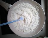 Foto langkah ke 3 dari resep Cornflakes Cookies Tanpa Mixer.