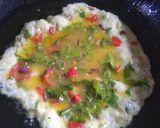 Foto langkah ke 4 dari resep Telur Dadar Daun Melinjo.