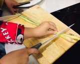 Hình bước làm 1 của món Vào bếp cùng con: cá saba áp chảo nhồi sả ăn kèm lá mè tươi