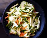 Foto del paso 4 de la receta: Salteado de verduras con huevos estrellados 🍳