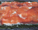 Foto del paso 3 de la receta: Rollo de espinacas con salmón y queso