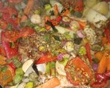 Foto del paso 5 de la receta: Pollo al horno con verduras 🍗🥔🥕🍅