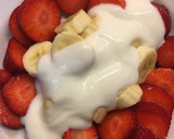 Foto del paso 3 de la receta: Merienda de fresas, plátano y yogur de coco🍌 🍓 🥥