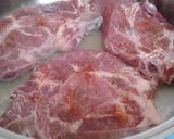 Foto del paso 2 de la receta: Chuletas guisadas al tuco