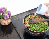 Foto langkah ke 3 dari resep Tumis Buncis Sosis Saos Tiram.