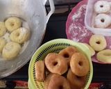 Foto langkah ke 7 dari resep Donat kentang empuk di dalam krenyes2 di luar.