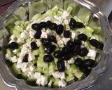 Une image de l'étape 7 de Concombres Noa marinés au jus de raisin blanc, olives noires, feta et persil.