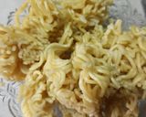 Foto langkah ke 1 dari resep Martabak Mie Mini.