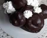 Foto del passaggio 3 della ricetta Uovo di cioccolata fondente con ripieno di profitterol