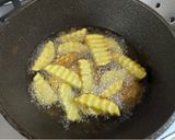 A picture of step 2 of Fried Potatoes with cheese and Japanese sauce.