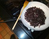 Foto del paso 3 de la receta: Tostadas de morcilla con manzana, cebolla roja y pasás crameliza