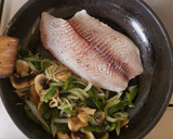 Foto del paso 3 de la receta: Filete de pescado con poblano y champiñones