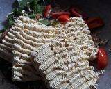 Foto langkah ke 4 dari resep Indomie Goreng Praktis.