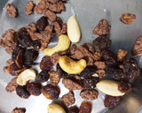 Foto del paso 4 de la receta: Gachas de avena con mix de frutos secos, uvas pasas y chocolate