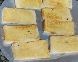 A picture of step 4 of Chicken chilli cheese bread.