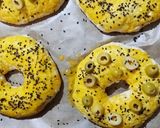 Une image de l'étape 4 de Bagels aux graines de nigelle et olives.