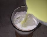 Foto langkah ke 3 dari resep 527. Strawberry Matcha Latte.
