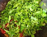 Foto langkah ke 3 dari resep Tumis kulit dan daun melinjo.