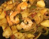 Foto del paso 2 de la receta: Camarones 🍤 con papas y chile ancho