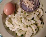 Foto langkah ke 1 dari resep Timun Tumis Telor.