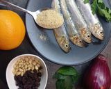Foto del passaggio 1 della ricetta Sarde a beccafico con cipolle in agrodolce