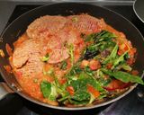 Foto del passaggio 4 della ricetta Hamburger con pomodori freschi e insalata mista cotti in padella