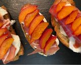 Foto del paso 4 de la receta: Bruschetta de mozzarella con jamón y albaricoques