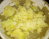 A picture of step 3 of Kuttu pakoda With green chutney.