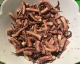 Foto del paso 2 de la receta: Calamardo en alfombra mágica(pizza integral de calamares)