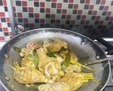 Foto langkah ke 2 dari resep Ayam Goreng Lengkuas Daun Kari.