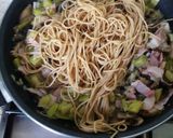 Foto del paso 4 de la receta: Espaguetis integrales con calabacín y champiñón