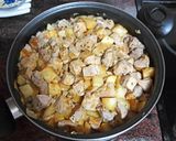 Foto del paso 7 de la receta: Cochino frito con papas y champiñones