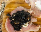 Foto del paso 2 de la receta: Pechuga de Pollo rellena con champiñones al ajo y queso Crema, sobre cama de Puré de Papa