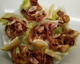 Foto del passaggio 6 della ricetta Conchiglie di lattuga con i totani fritti e spicchi di limone