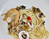 Foto langkah ke 5 dari resep Spaghetti Oglio Olio Seafood ala rumahan, rasa Restoran.