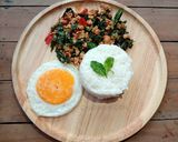รูปขั้นตอนการทำที่ 4 ของ ข้าวกะเพราไก่ไข่ดาว