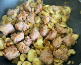 Foto del paso 3 de la receta: Ñoquis con butifarra y champiñones a la trufa