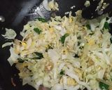 Foto langkah ke 5 dari resep Mie Telur Goreng campur kol dan cabai hijau.
