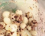 Hình bước làm 2 của món Lạp xưởng trứng cút kho tương