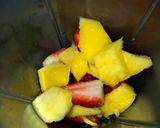 Foto del paso 2 de la receta: Daiquiris de mango y frutillas 🍓🍊🥭