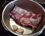 Foto del paso 2 de la receta: Costilla de cerdo guisada con garbanzos y patatas
