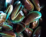 Foto langkah ke 1 dari resep 40. Kerang Hijau Saos Tiram Sederhana.