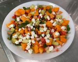 Une image de l'étape 17 de Salade composée de melon, tomates, concombre, oignon doux, feta et menthe.