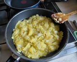 Foto del paso 5 de la receta: Tortilla de patatas con cebolla